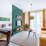 Golden Sunshine Apartment On Corvin Promenade - 506