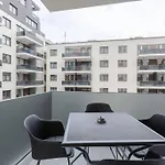 Golden Sunshine Apartment On Corvin Promenade - 506