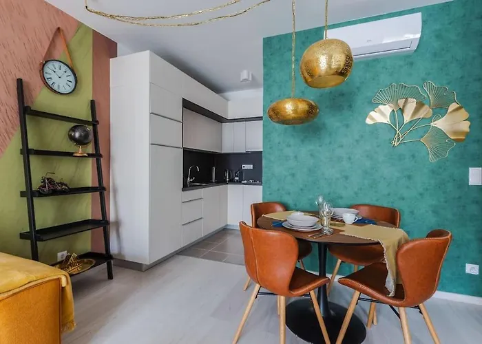 Golden Sunshine Apartment On Corvin Promenade - 506