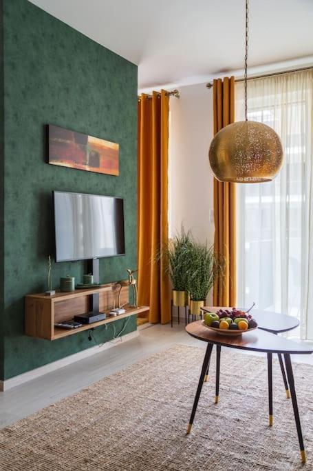 Golden Sunshine On Corvin Promenade - 506