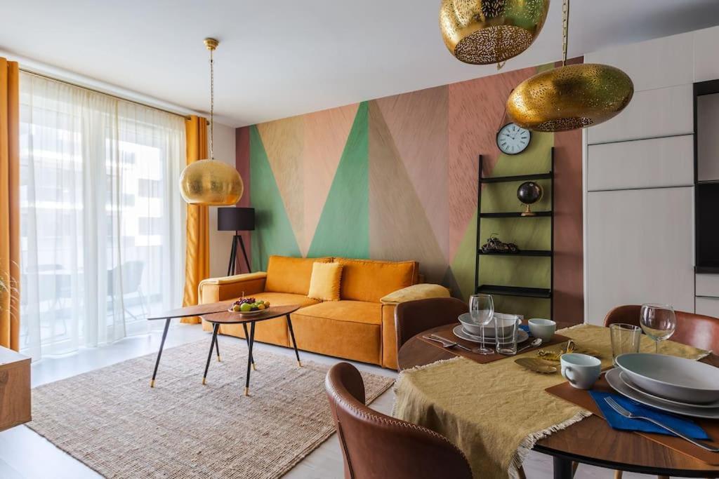 Golden Sunshine On Corvin Promenade - 506